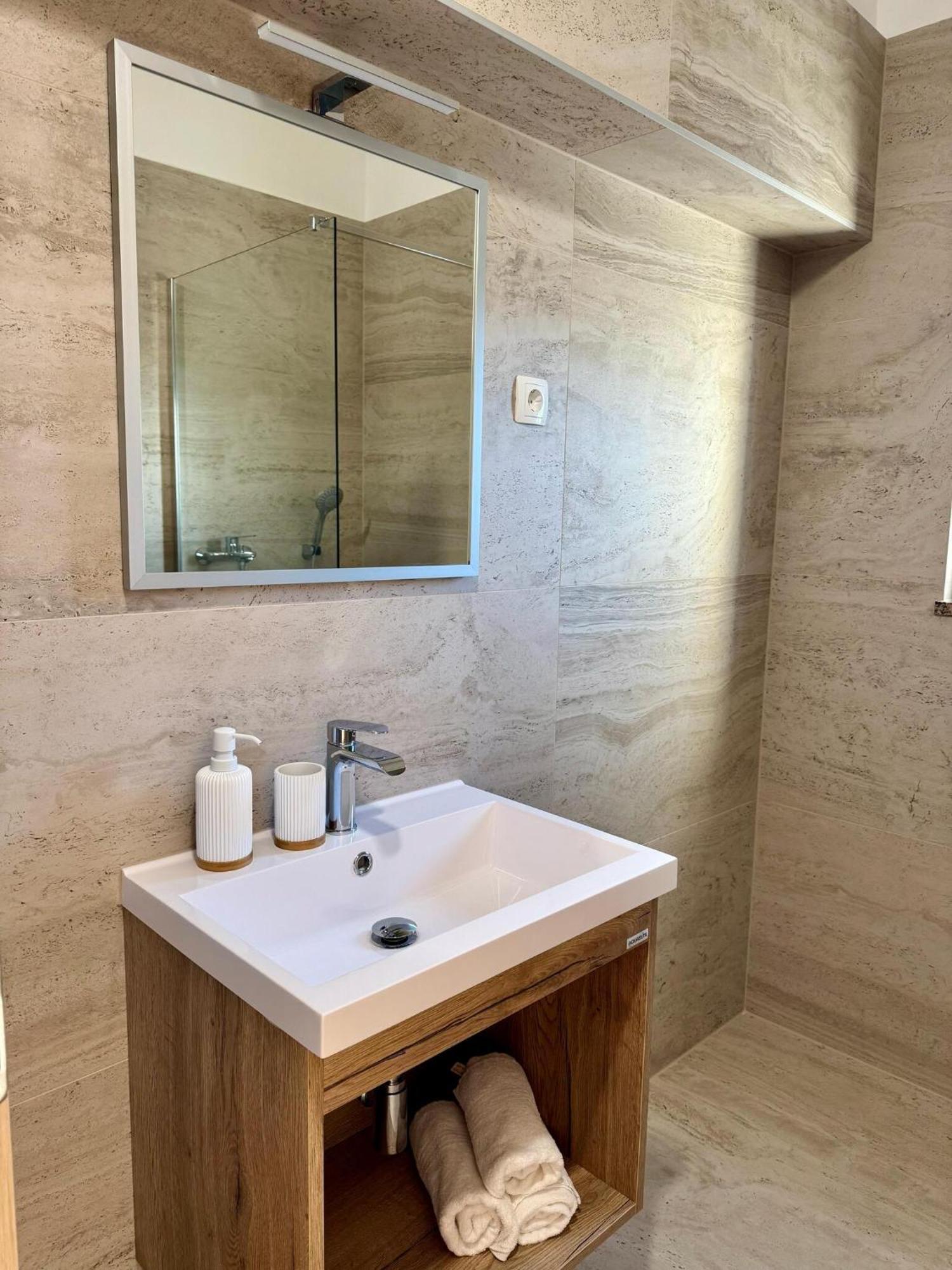 Apartments Franko Povljana Ngoại thất bức ảnh